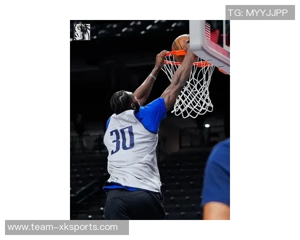 欧文随队出征三连客投篮训练后坚持个人训练展现职业精神