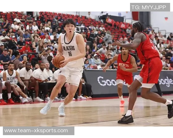 杨瀚森精彩单挑尤班克斯背运转身连招引发观众热烈反响