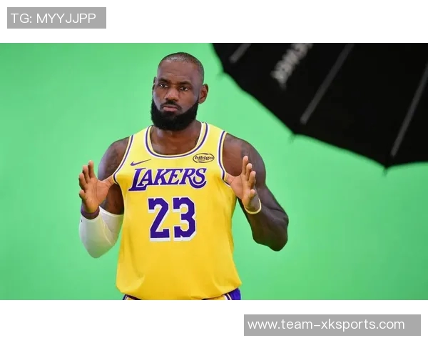 詹姆斯防守态度敷衍对湖人造成伤害球迷感到痛苦与失望